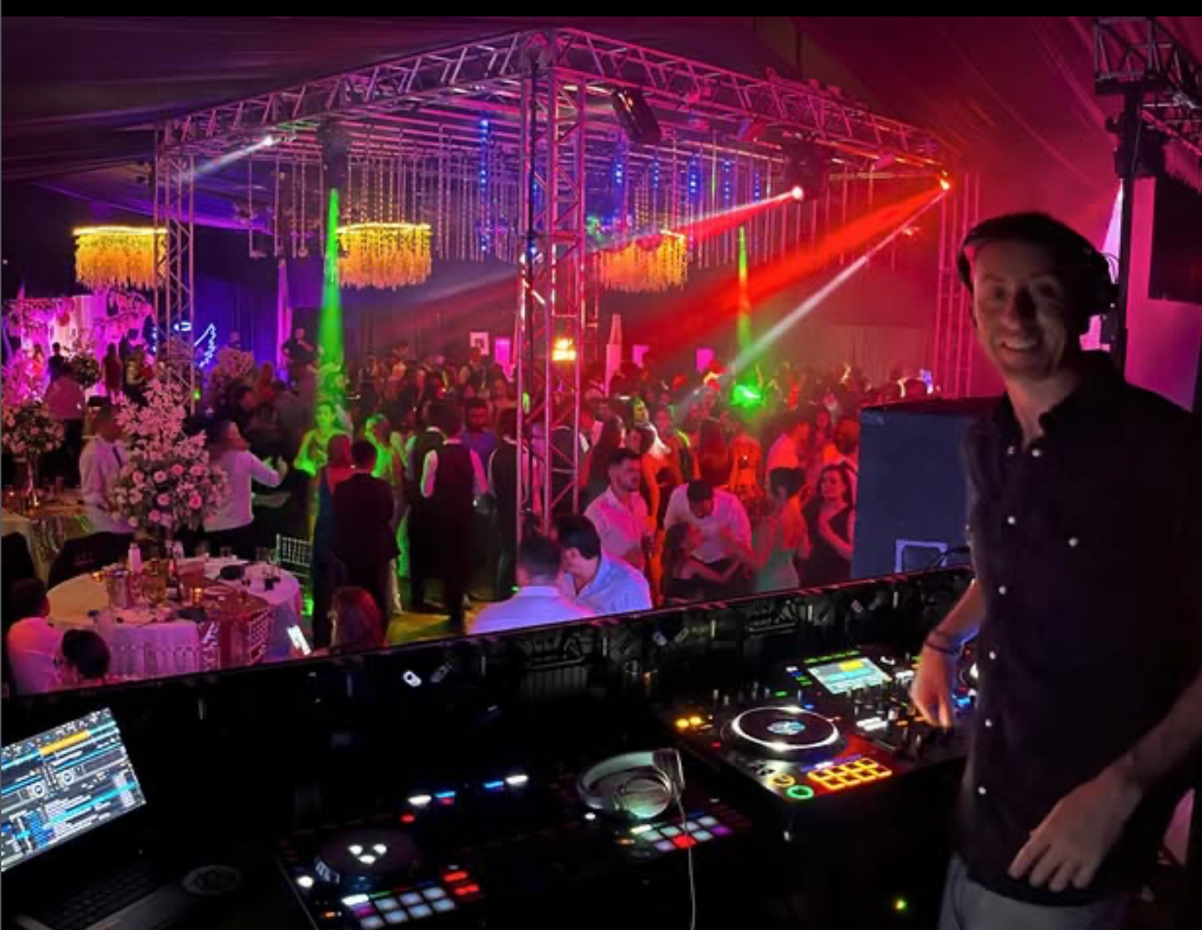Colorett tocando frente a una pista llena en un casamiento o cumpleaños