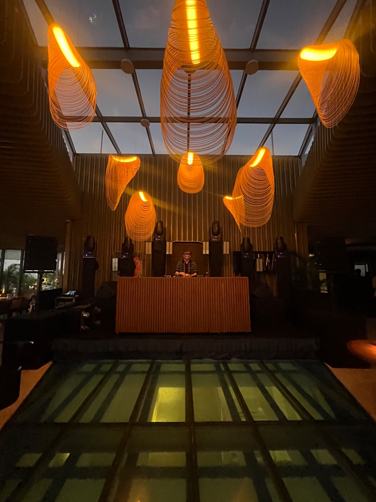 Cabina de Colorett bajo las luminarias de Huma Rooftop en The Grand Hotel