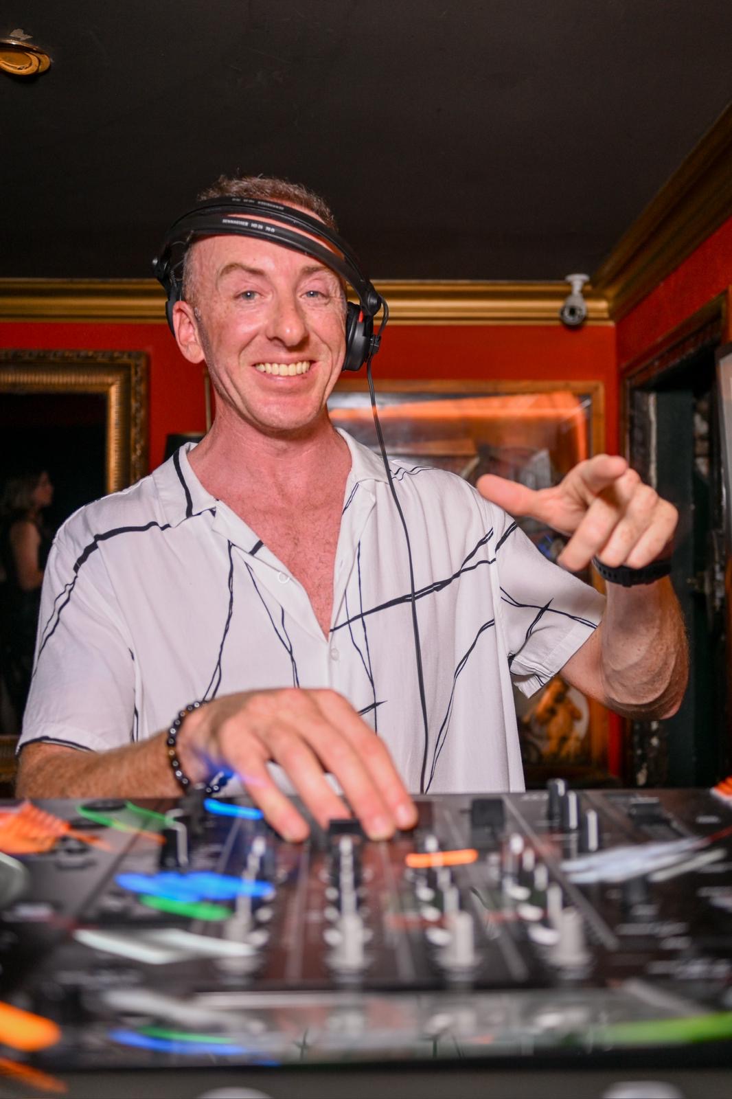Colorett sonriendo desde la cabina de Moby Dick