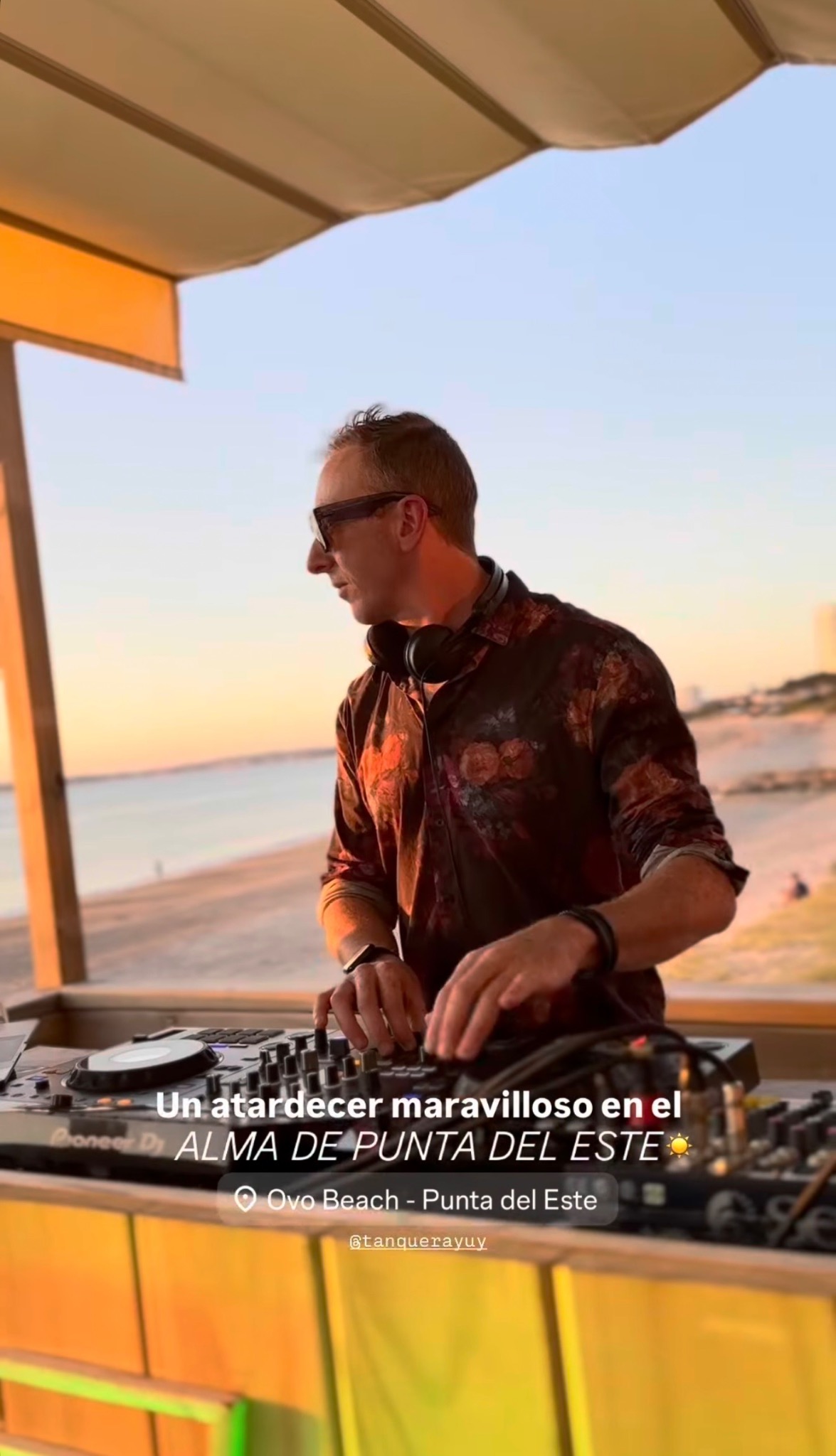 Colorett tocando al atardecer en OVO Beach Punta del Este